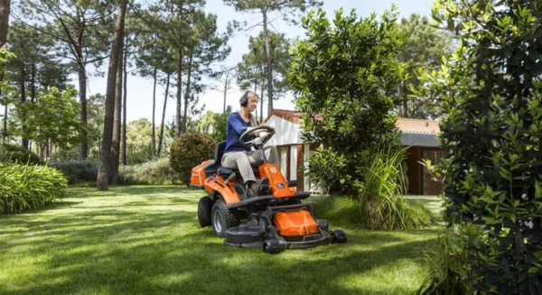 Rider R 214TC mit Mähwerk